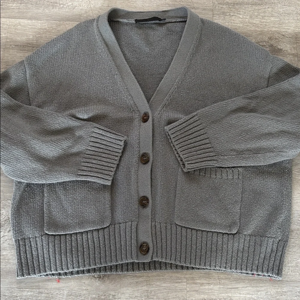 Jenni Kayne Gray V-Neck Button Front Cropped Cardigan - Picture 6 of 7